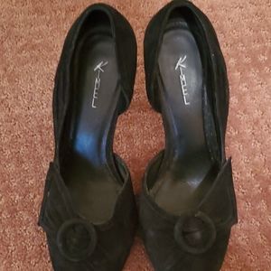 Size 8.5 black leather pumps